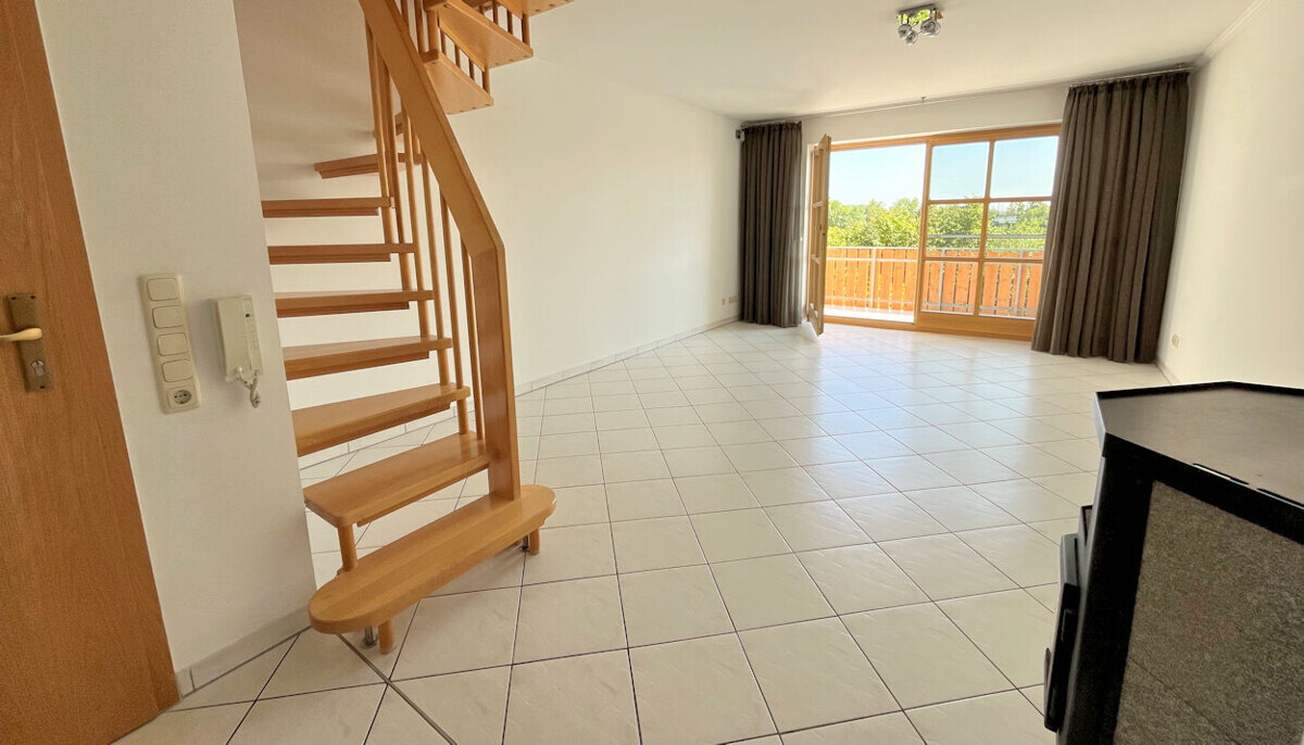Lichtdurchfluteter Wohnbereich der Maisonette in Gundelsheim