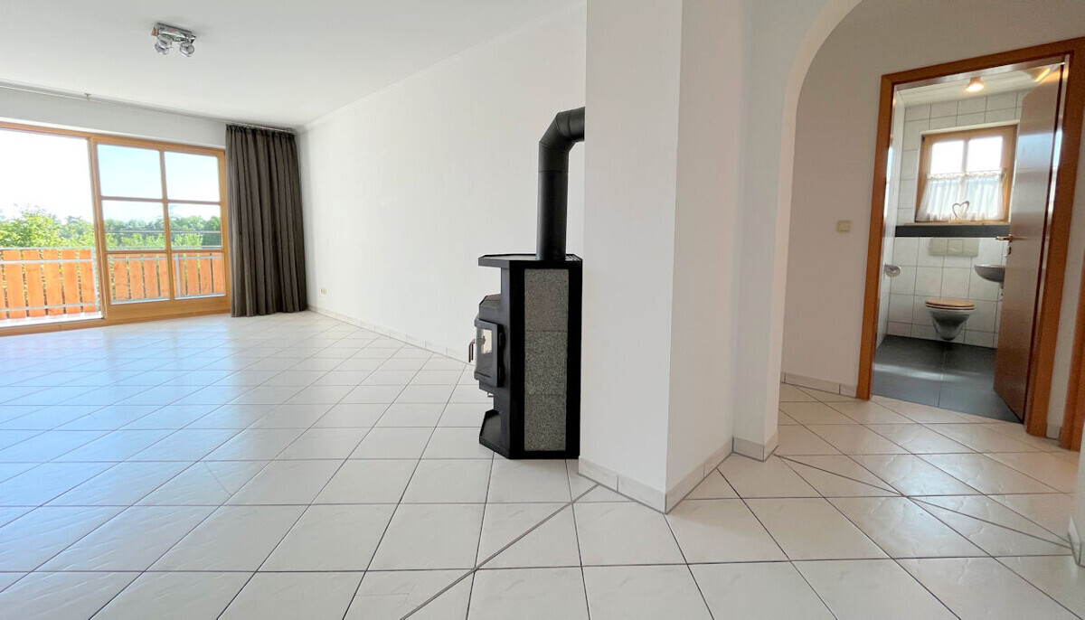 Heller Wohnbereich mit großen Fensterflächen