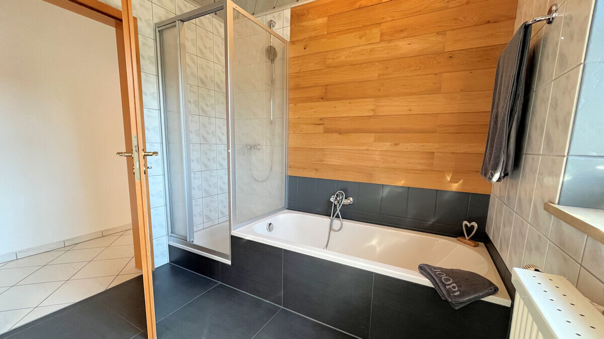 Bad mit Wanne und Dusche