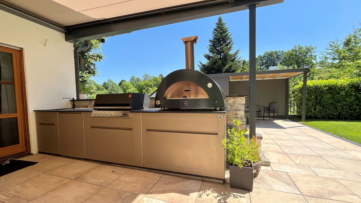 Überdachte Outdoor-Küche auf der Terrasse